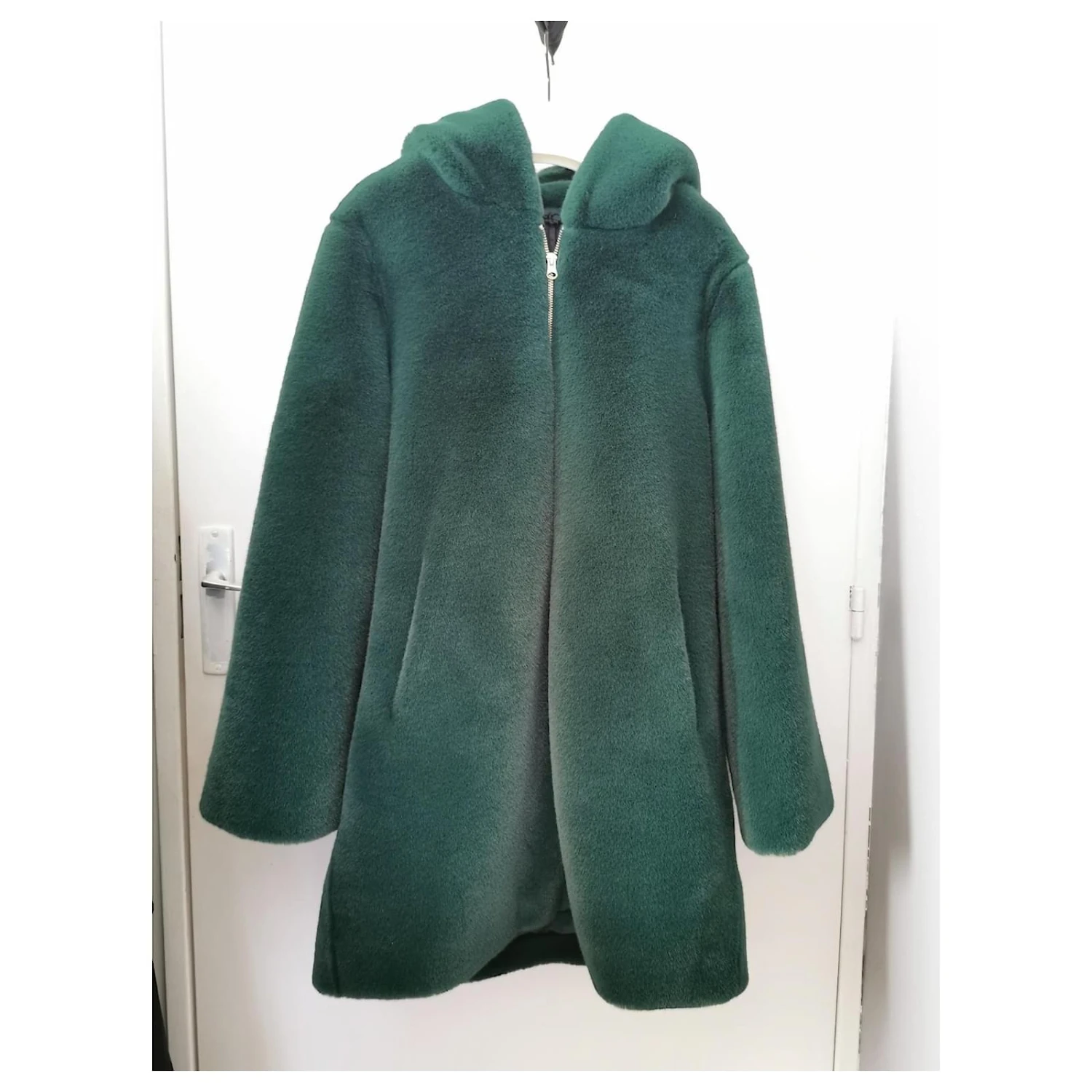 Tara Jarmon Manteaux, Vêtements D'extérieur Vert Vert Foncé Bijouterie Dorée 2 Tara Jarmon Manteaux, Vêtements D'extérieur Vert Vert Foncé Bijouterie Dorée – Image 2